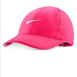 Nike women’s featherlight cap